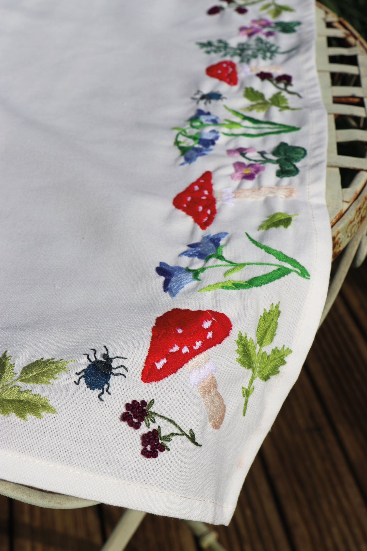Trimits Embroidery Kit: Tablecloth: Toadstools