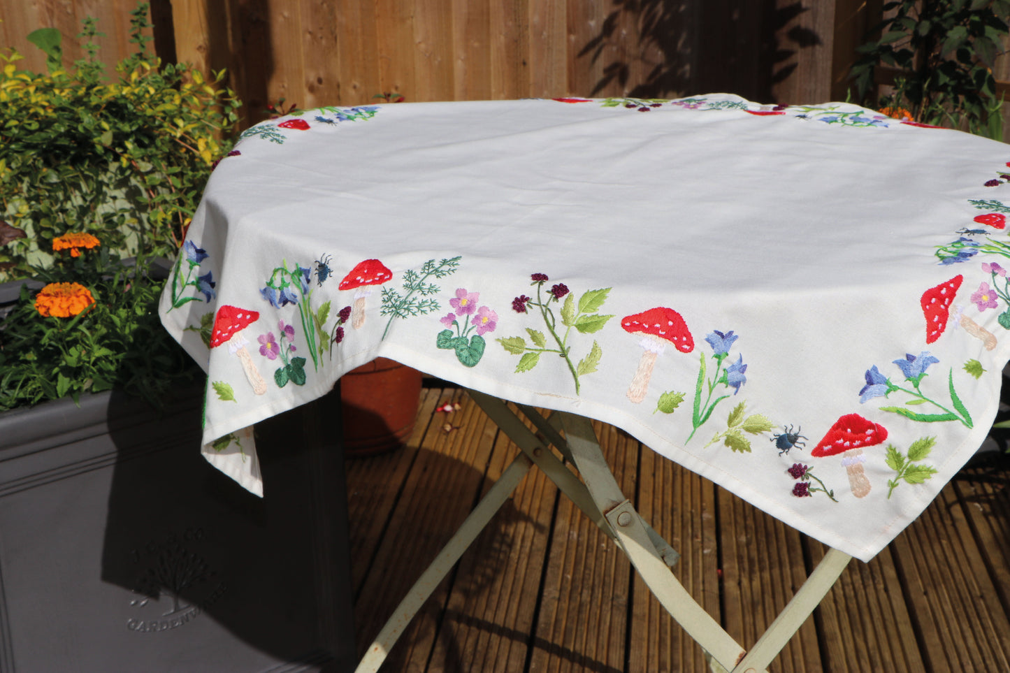 Trimits Embroidery Kit: Tablecloth: Toadstools