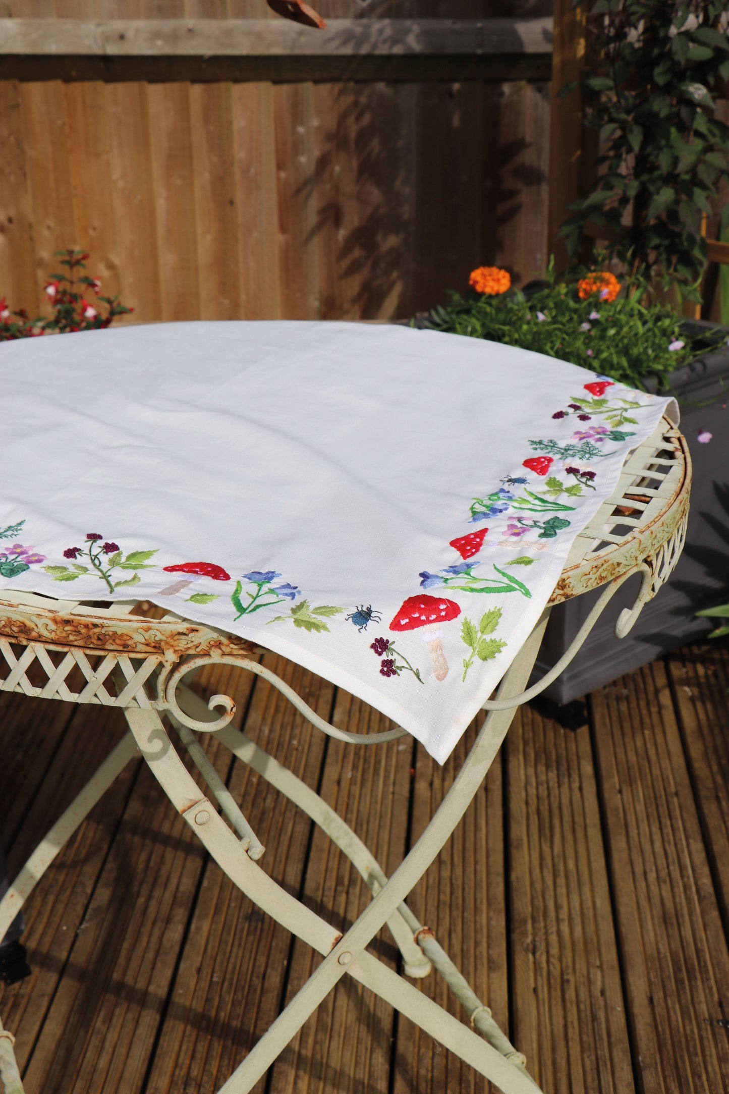 Trimits Embroidery Kit: Tablecloth: Toadstools