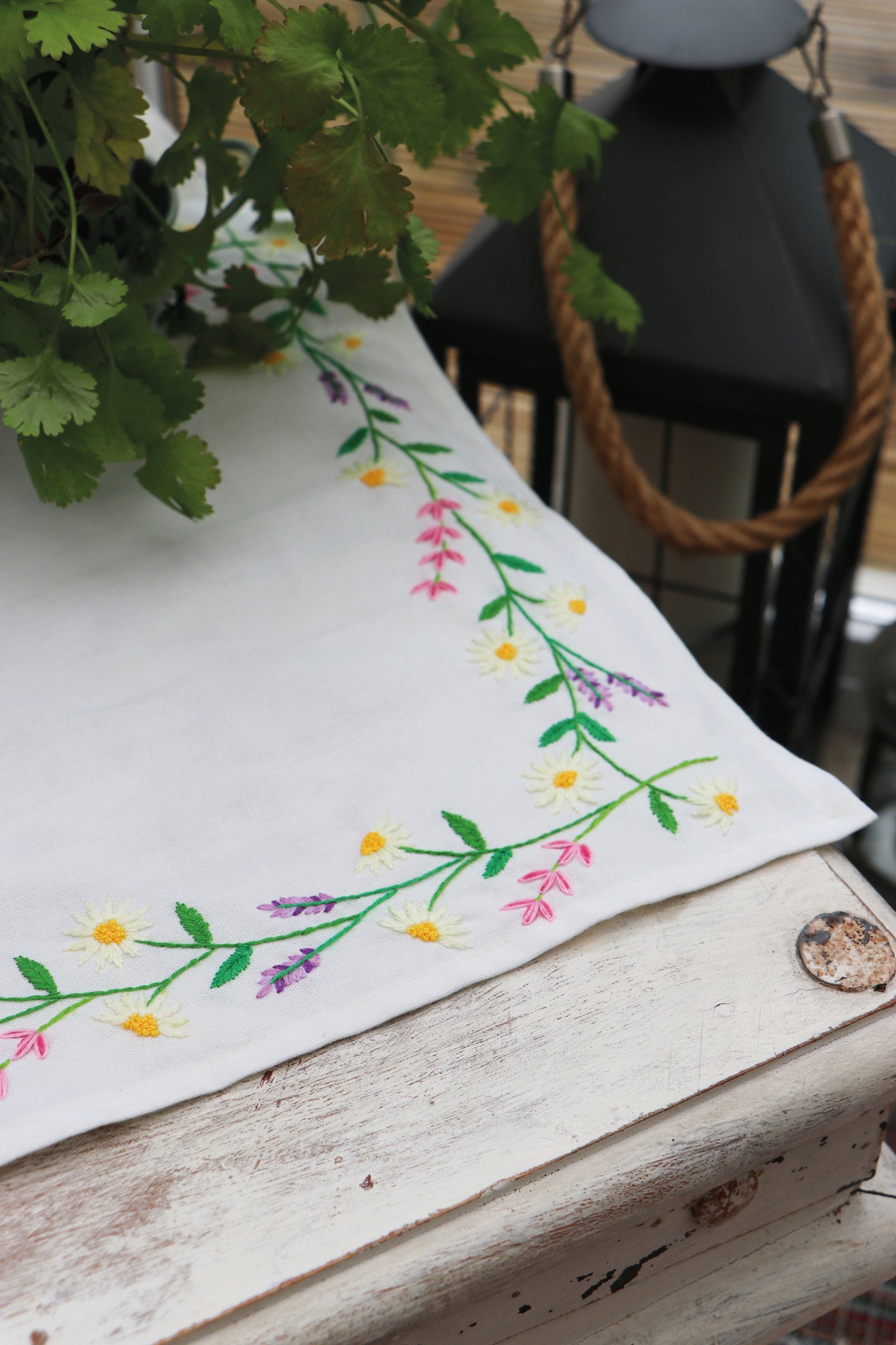 Trimits Embroidery Kit: Table Runner: Daisy Chain