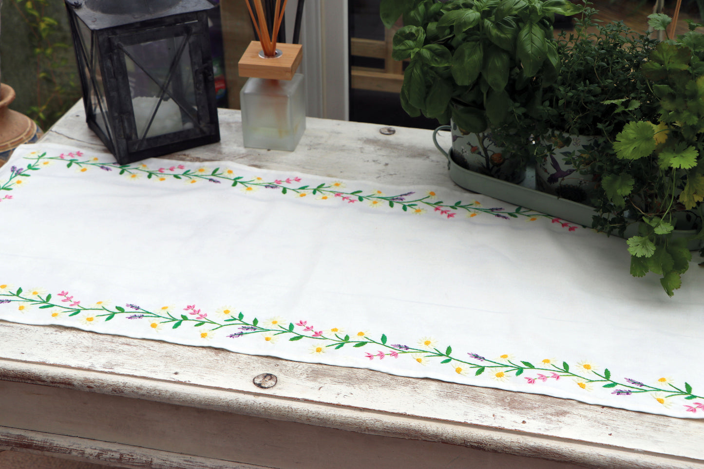 Trimits Embroidery Kit: Table Runner: Daisy Chain
