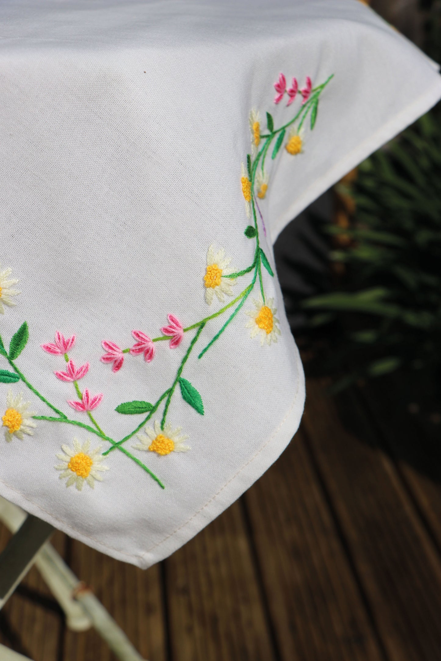 Trimits Embroidery Kit: Tablecloth: Daisy Chain