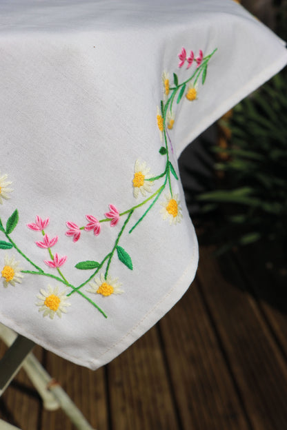 Trimits Embroidery Kit: Tablecloth: Daisy Chain