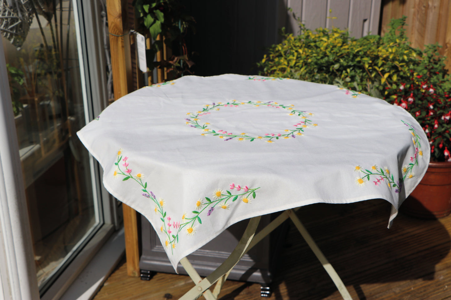 Trimits Embroidery Kit: Tablecloth: Daisy Chain