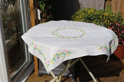 Trimits Embroidery Kit: Tablecloth: Daisy Chain
