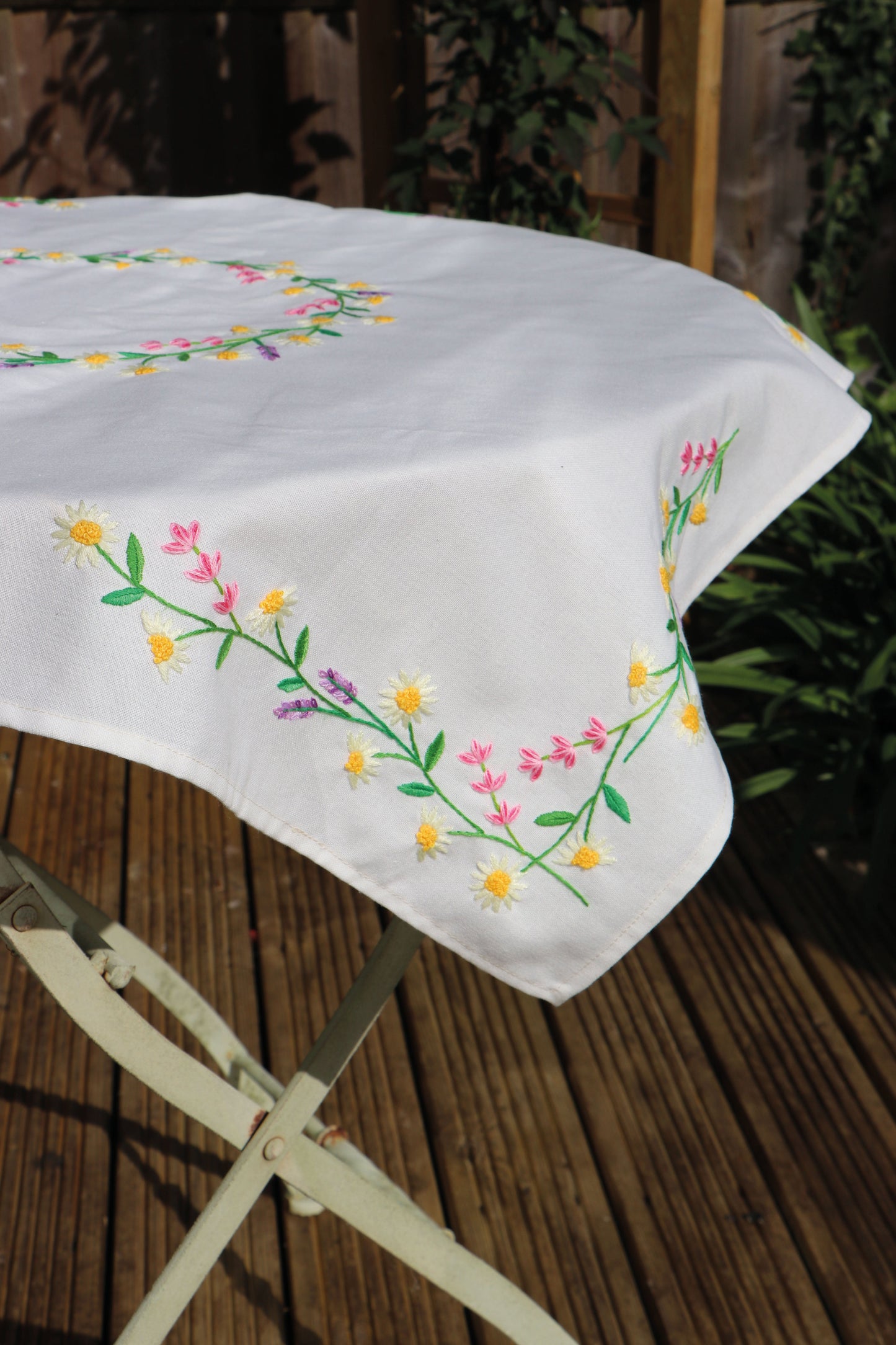 Trimits Embroidery Kit: Tablecloth: Daisy Chain