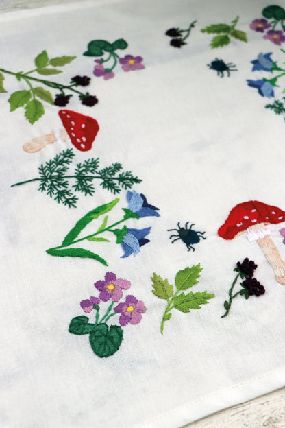 Trimits Embroidery Kit Table Runner: Toadstools