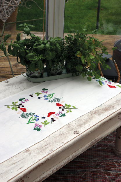 Trimits Embroidery Kit Table Runner: Toadstools